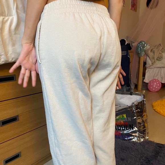 GARAGE CREAM JOGGERS 🧁 - Picture 2 of 3